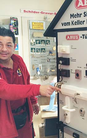 Service Schlüsselnotdienst für Kreuzberg, zeigt moderne Sicherheitstechnik Service Schlüsseldienst für Kreuzberg, zeigt moderne Sicherheitstechnik
